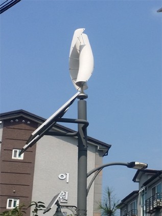 Helix Wind Turbine Low Start-up Torque Wind-Solar Hybrid Streetlight Application AMG Energia